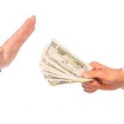 放弃移民，拒绝回扣——一个医生的逆向选择