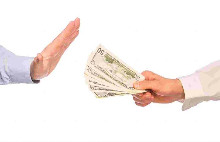 放弃移民，拒绝回扣——一个医生的逆向选择