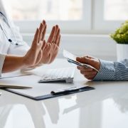 当医生不收红包，换来的是什么？