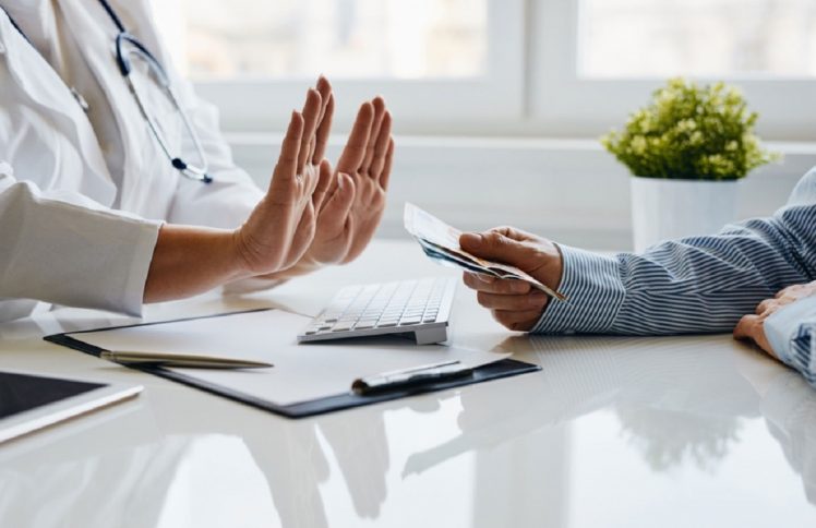 当医生不收红包，换来的是什么？