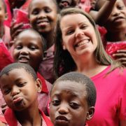 贝姬：从霸凌女生到给孤儿尊严