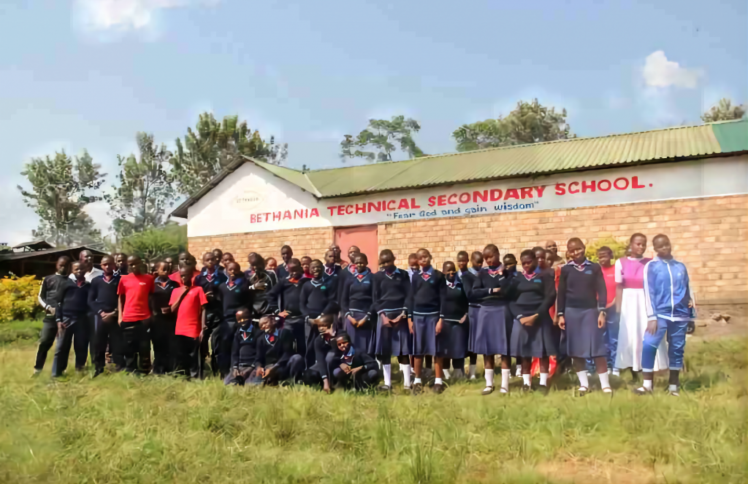 “谁说你们是孤儿？” ——非洲孤儿院里的“爸爸”