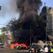 六口之家自杀式袭击印尼多家教会，儿童首次参与