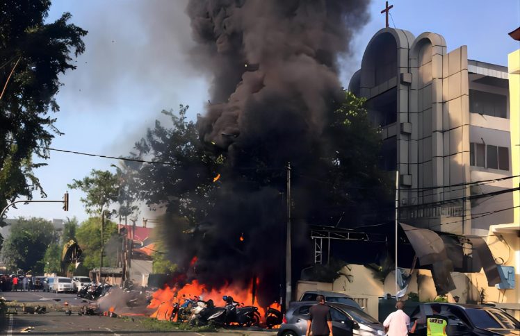 六口之家自杀式袭击印尼多家教会，儿童首次参与