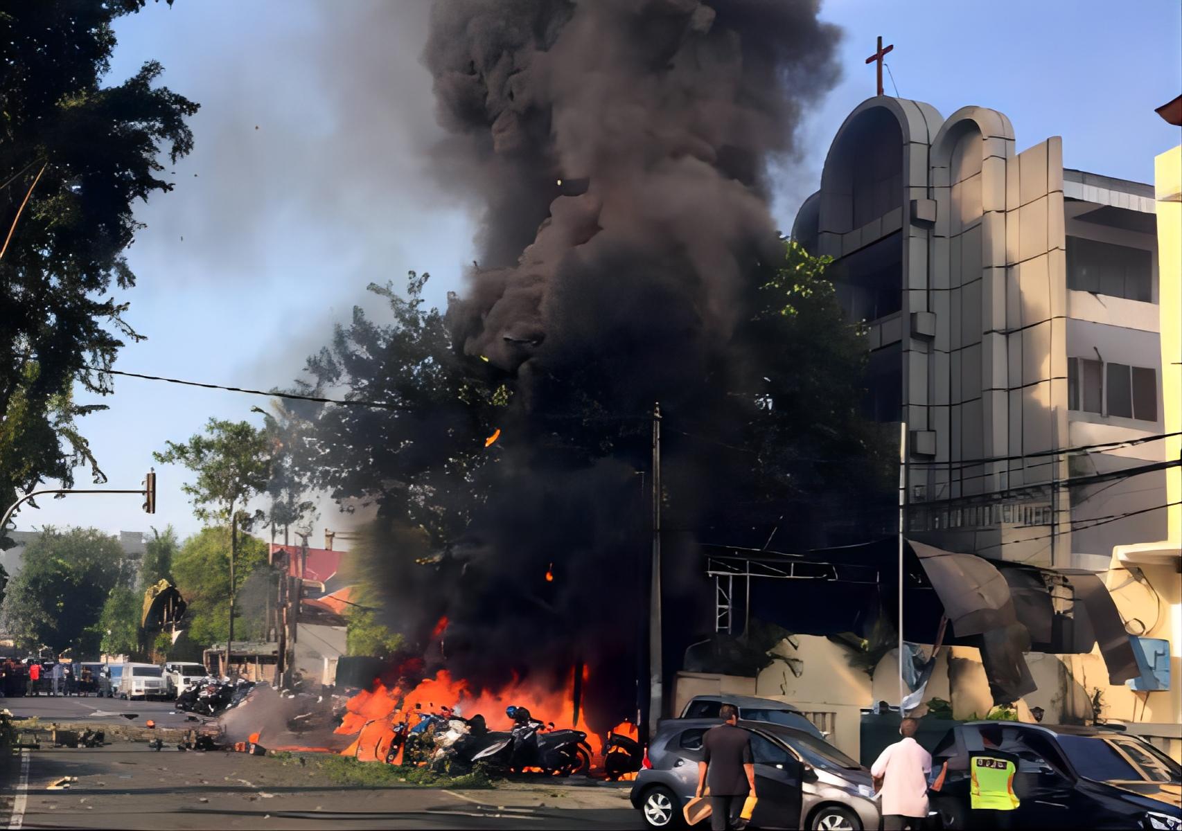 六口之家自杀式袭击印尼多家教会，儿童首次参与