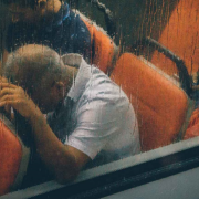 在家里自我放飞，让亲人魄散魂飞？