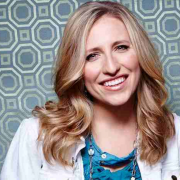 劳拉·斯多莉：歌手的祝福，从蜜月冲进急救室开始