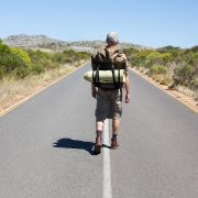 以色列背包客正在敲门