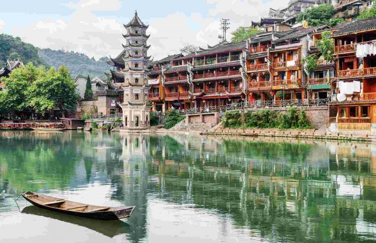 一个家庭离开上海到湘西的逆流而上