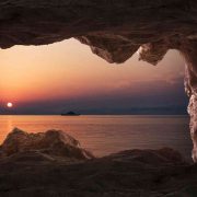 我们都是“山顶洞人”？——从高铁霸座到住宿瑞典