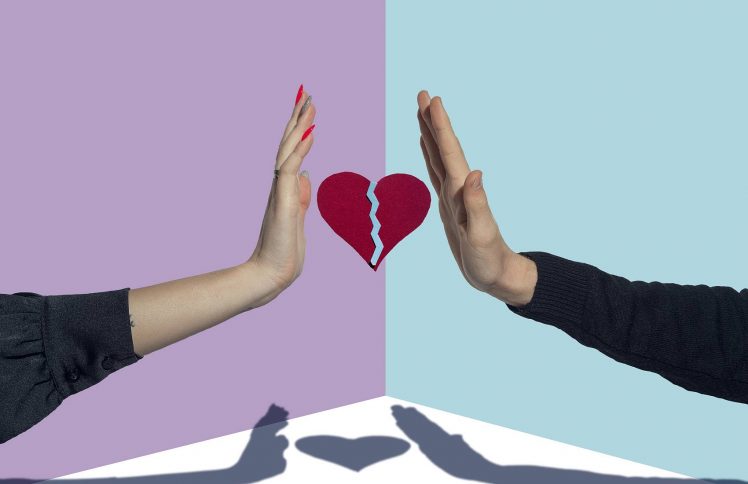 别再坐在黑暗里因前任而哭