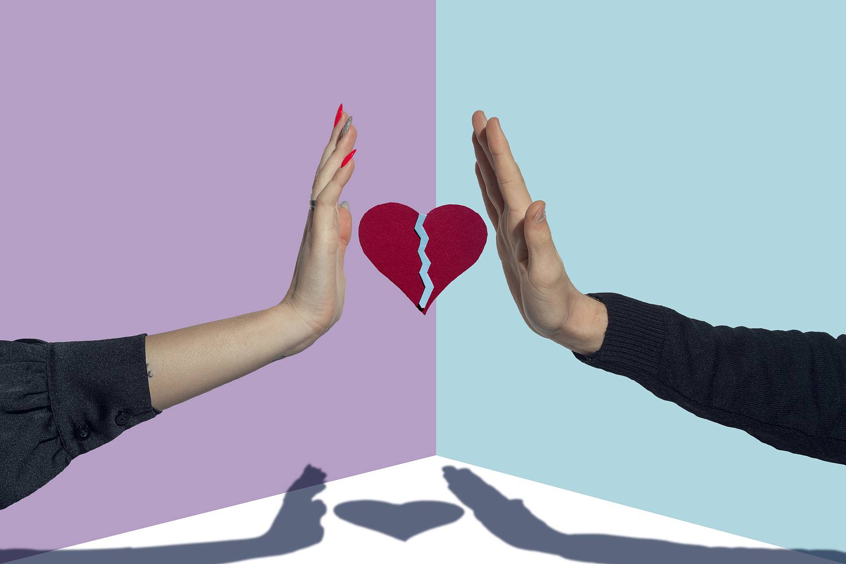 别再坐在黑暗里因前任而哭