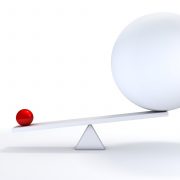 不要正面活得声势浩大，一转身却很扁平