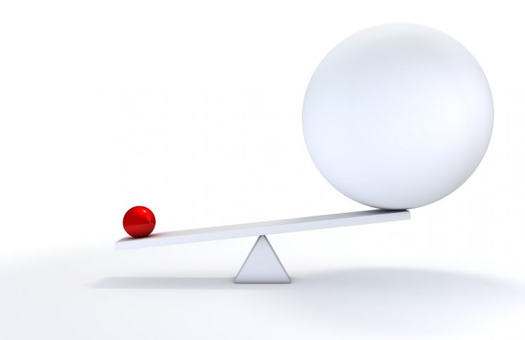 不要正面活得声势浩大，一转身却很扁平