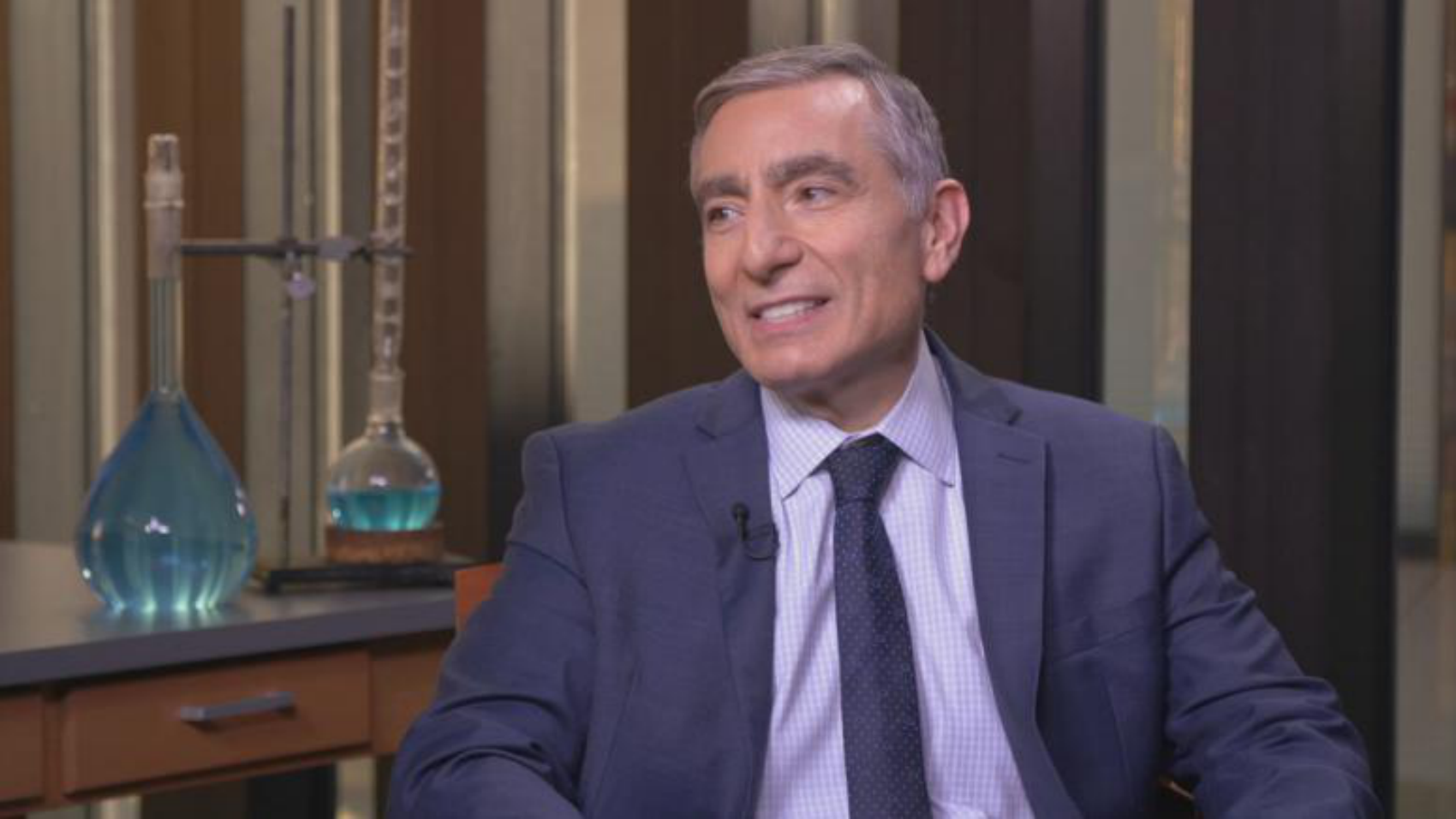 离诺贝尔化学奖最近的图尔和他的纳米小车