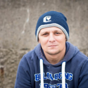 麦兹：走出童年噩梦、青春的监狱，回到受虐者中间