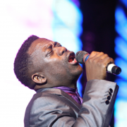 黑人父亲死后，儿子唱起饶恕的歌