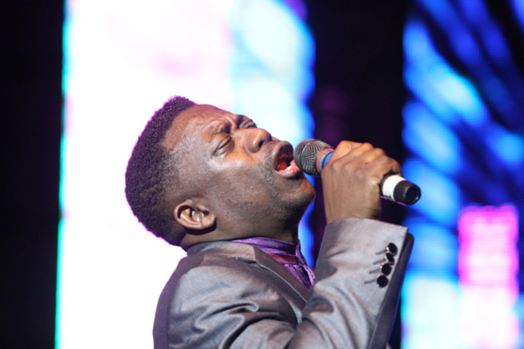 黑人父亲死后，儿子唱起饶恕的歌