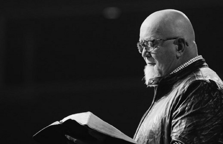 当创会领袖被解雇：美国丰收圣经教会丑闻启示