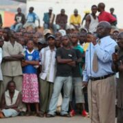 那个带炸弹走进布道会的人，却遇到爆炸性的信息