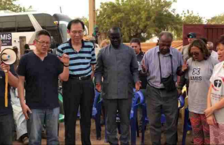 在受苦与爱中经历十字架