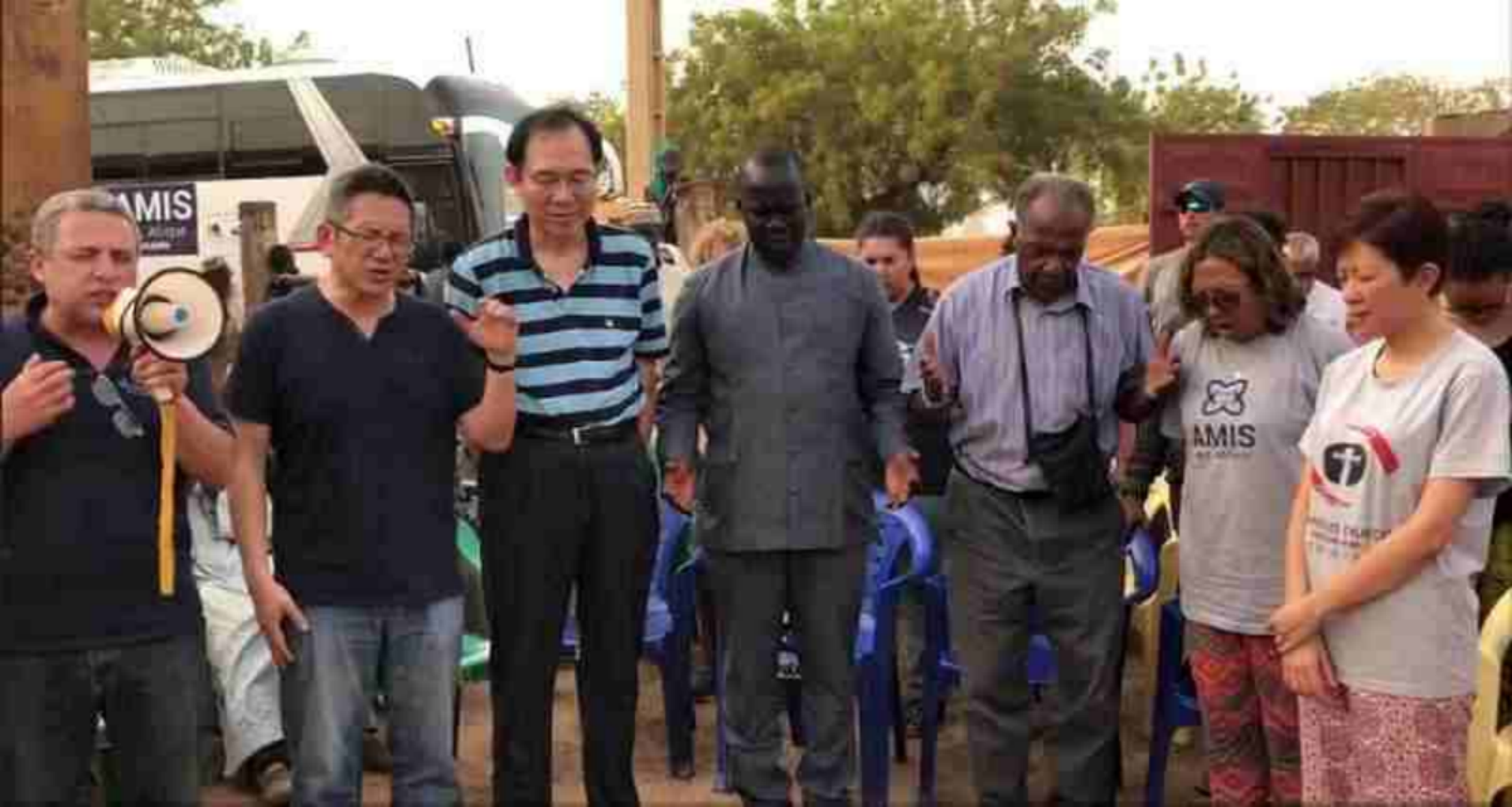 在受苦与爱中经历十字架