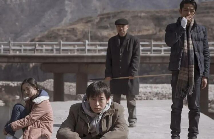 《大象席地而坐》：在暗无天日的世界陪你到底