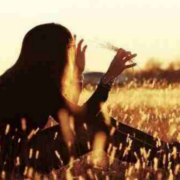 日本咪兔第一人伊藤诗织：我就像把脸伸进蜂巢