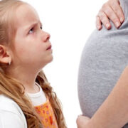 13岁女孩闹自杀逼母堕二胎之心理分析