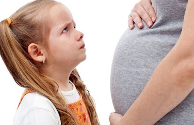 13岁女孩闹自杀逼母堕二胎之心理分析