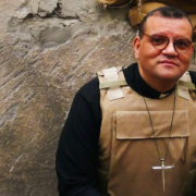 巴格达怀特牧师：穿防弹背心的“阿爸”