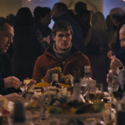 谁来粘合人心的裂缝？ —电影《危楼愚民》的启示