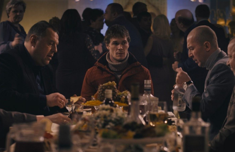 谁来粘合人心的裂缝？ —电影《危楼愚民》的启示