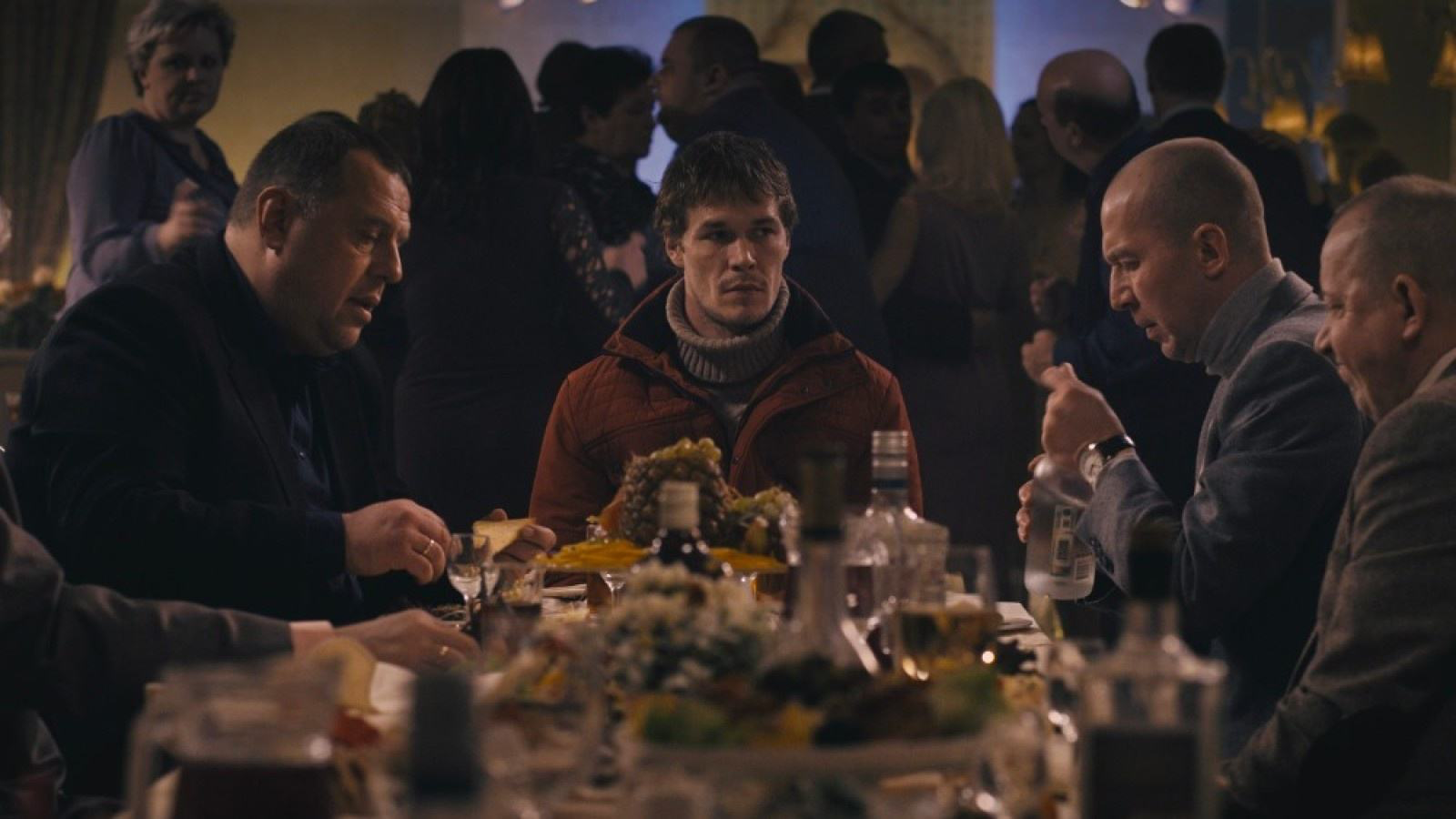 谁来粘合人心的裂缝？ —电影《危楼愚民》的启示