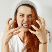 如何胜过怨愤与易怒的情绪?