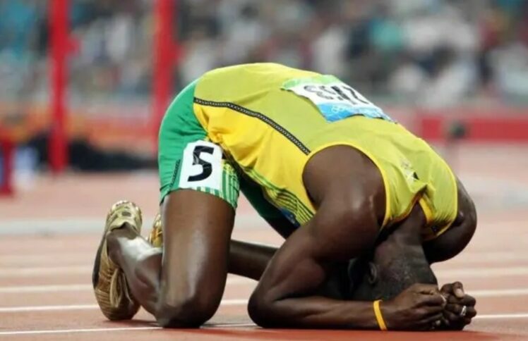 奥运赛场，高举耶稣的基督徒运动员们