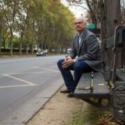 提姆·凯勒：苦难使我们如同钉子般深深嵌入上帝的爱