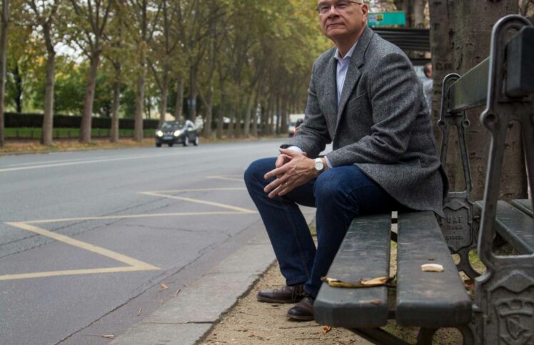 提姆·凯勒：苦难使我们如同钉子般深深嵌入上帝的爱