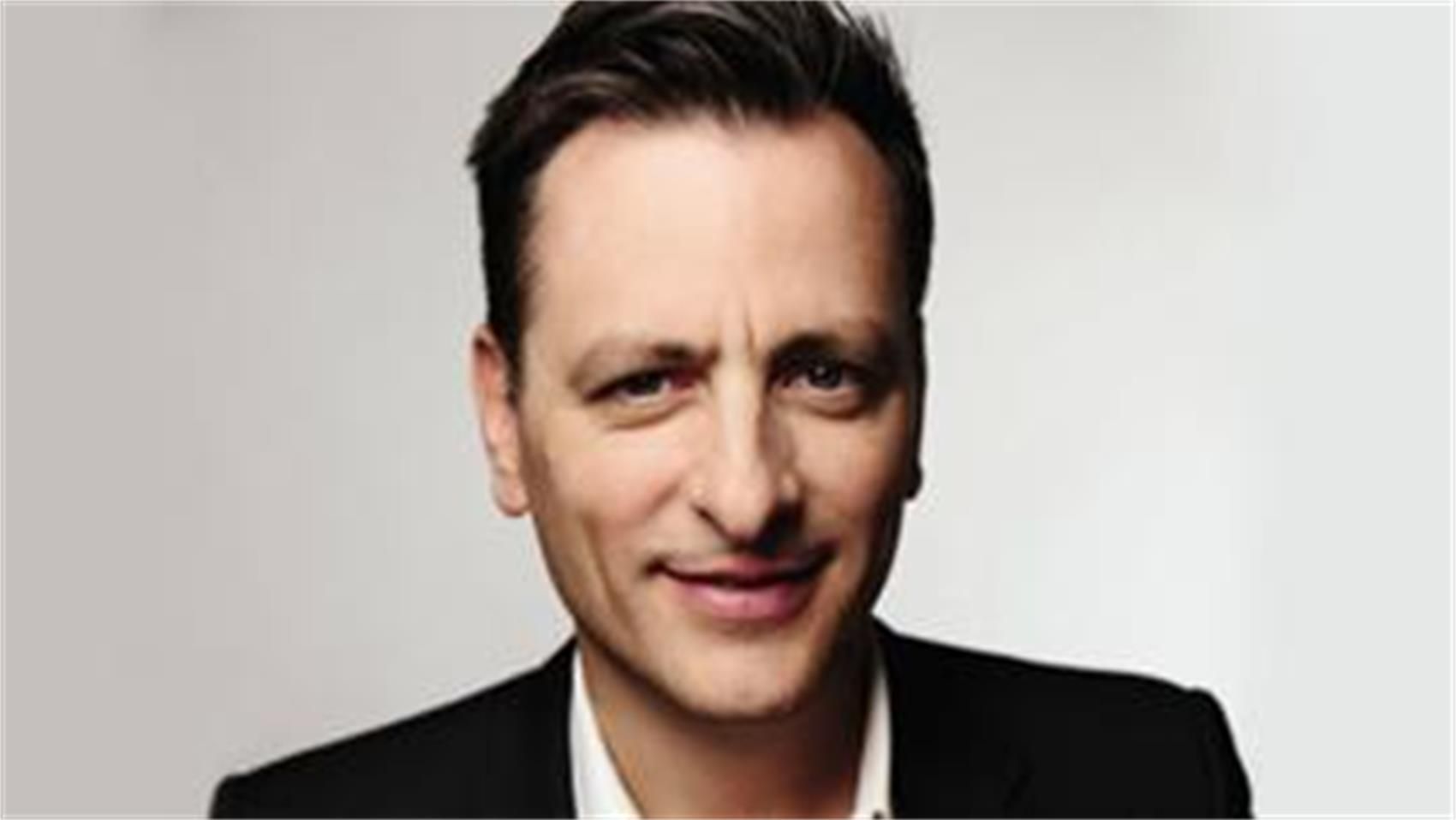 贝克特：在时尚圈，我不再假装自己是骄傲的同性恋