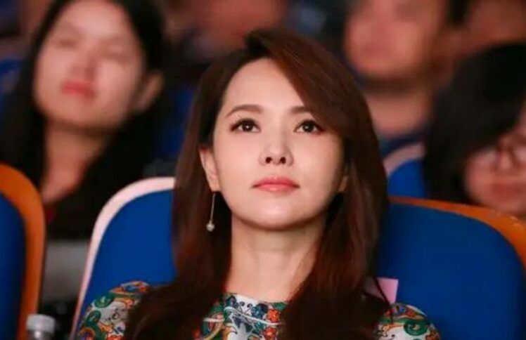 伊能静为何成为“全副武装的女战士”？