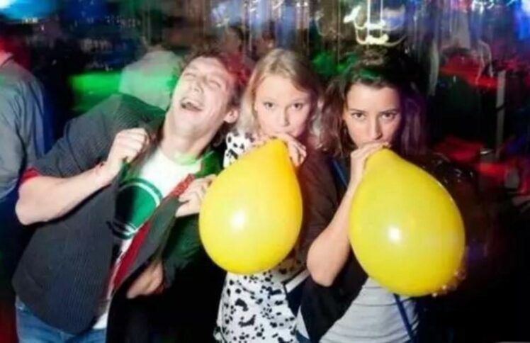 “笑气”解忧？欲哭无泪！——北美有留学生吸食笑气上瘾观察