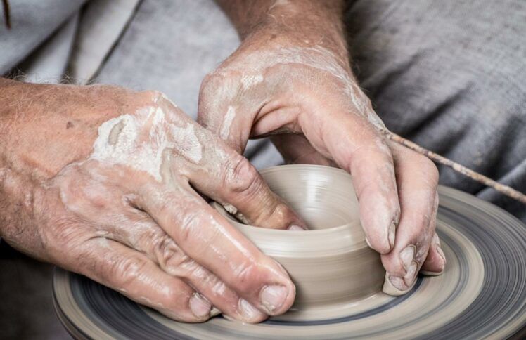 工作只是实现自我、获得权力的途径吗？