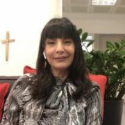 我与战争中的孩子有同样的心碎—— 爱中东儿童的主持人 Rita