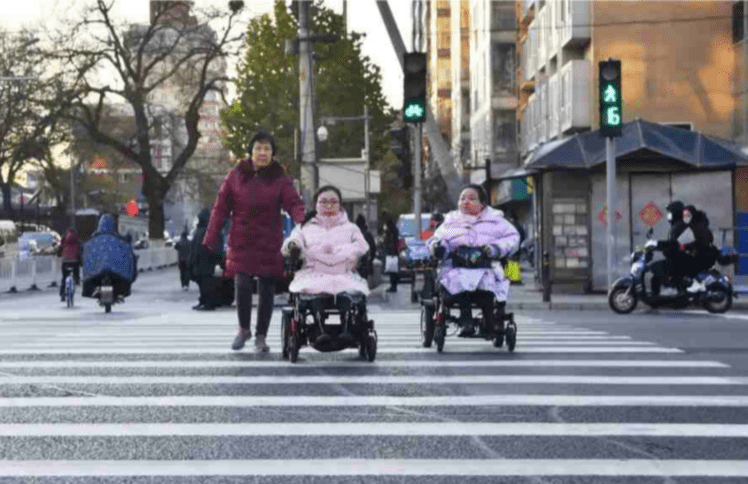 轮椅上的赞美——瘫痪女孩上大学