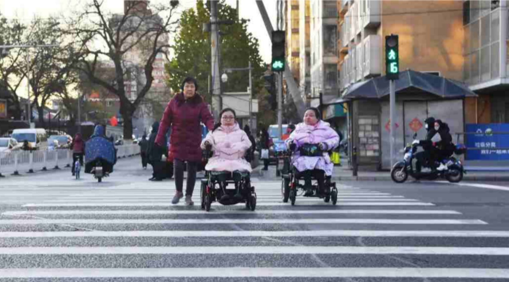 轮椅上的赞美——瘫痪女孩上大学