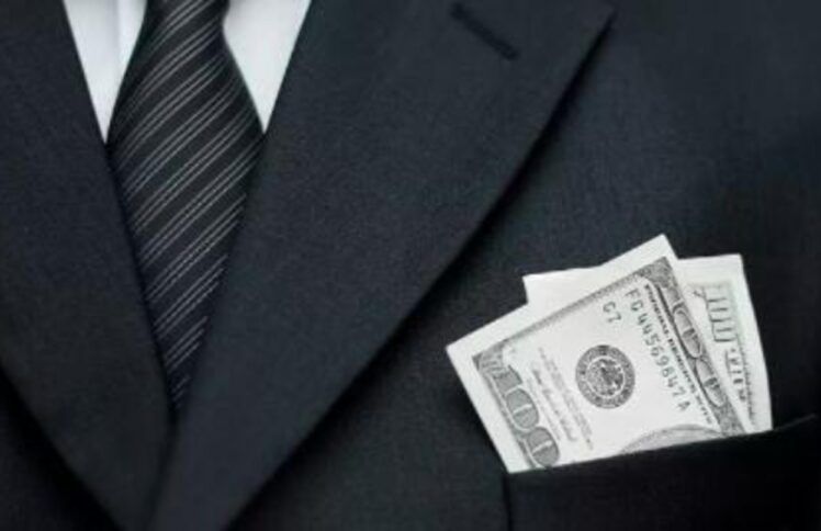 <a href="http://mp.weixin.qq.com/s?__biz=MzA4MzA2MTMzMA==&mid=204484899&idx=1&sn=c767ce68bf599b5744bca4a1b205db1c&chksm=1638ae1e214f2708a2a063816855ff3f6c970cd1eb1f952209791877099e2d16b1908965046e&scene=21#wechat_redirect">孩子们，人不可以被钱赚走——一个硅谷高管爸爸的叮咛</a>