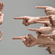 不再论断：走通那条从敌意到怜悯的路