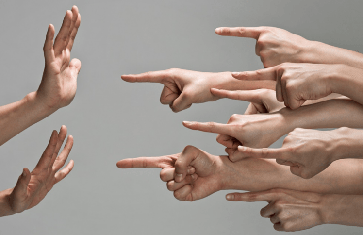 不再论断：走通那条从敌意到怜悯的路