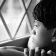 别再制造“有父母的孤儿”