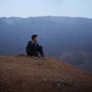 彝族男孩：从贫瘠到丰盛，需要跨过多少道坎？